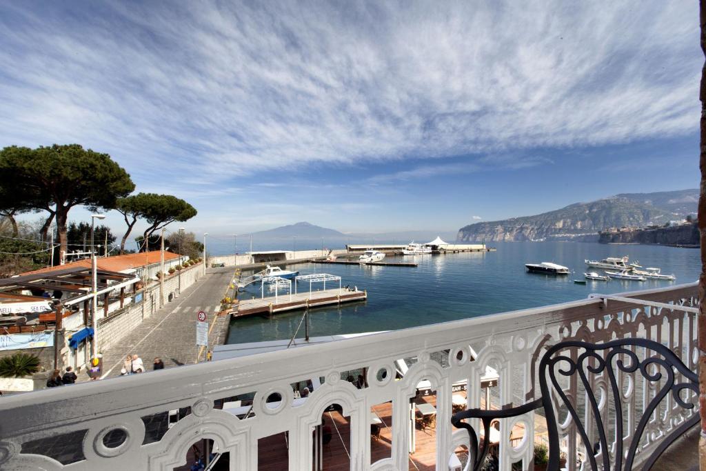 AMORE RENTALS - La Terrazza Sul Porto room 4