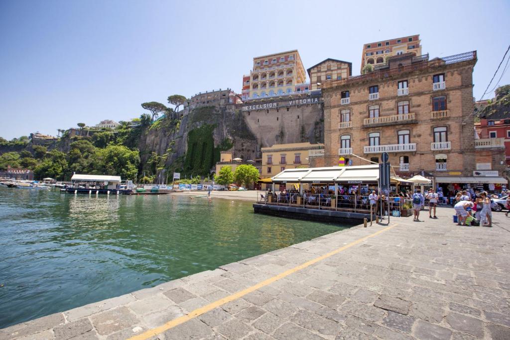 AMORE RENTALS - La Terrazza Sul Porto room 6